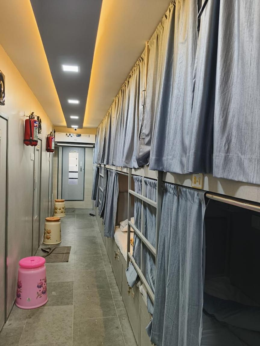 Rest Inn Hostel Dormitory Mumbai Exterior foto